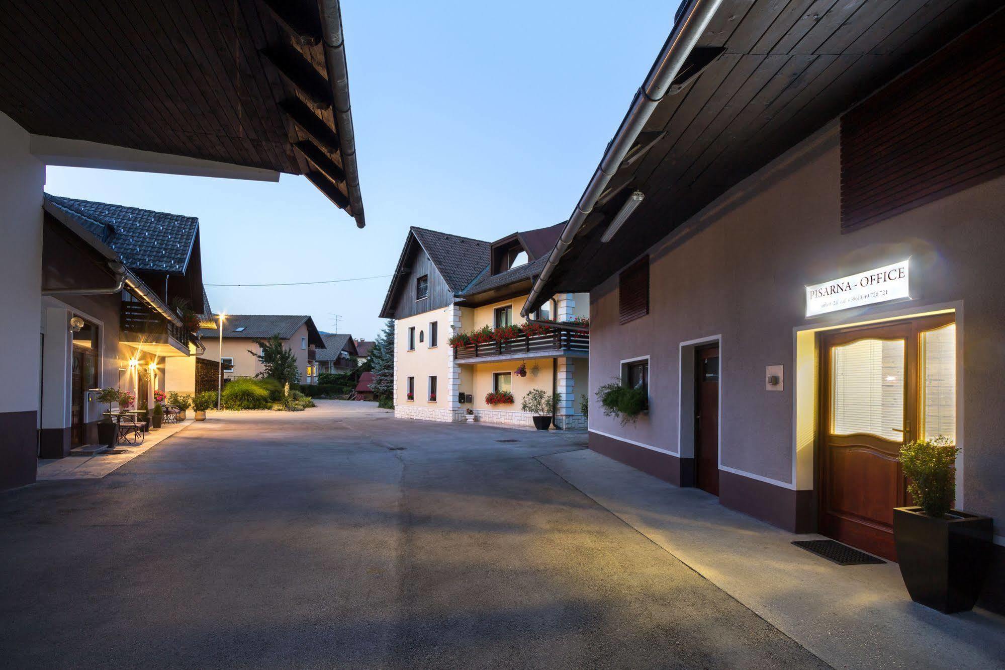 Rooms & Apartments Kepic, Airport Accomodation Cerklje na Gorenjskem Kültér fotó