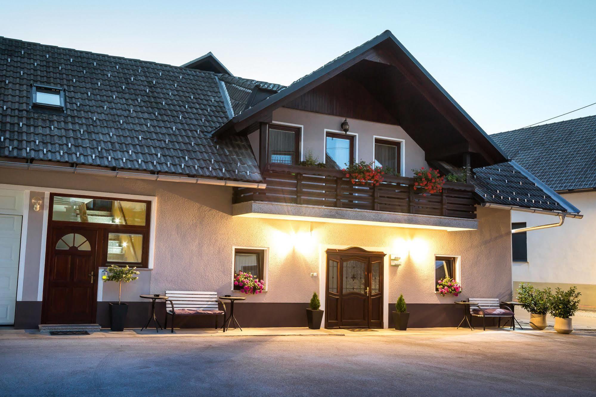 Rooms & Apartments Kepic, Airport Accomodation Cerklje na Gorenjskem Kültér fotó